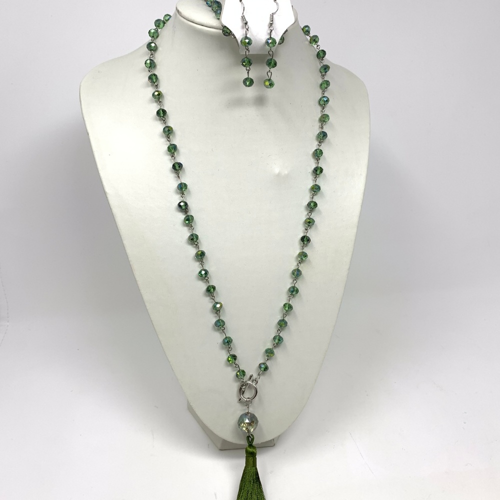 🎁2/$15SETGreen Tassel Necklace & Beaded Earrings! - Picture 5 of 7